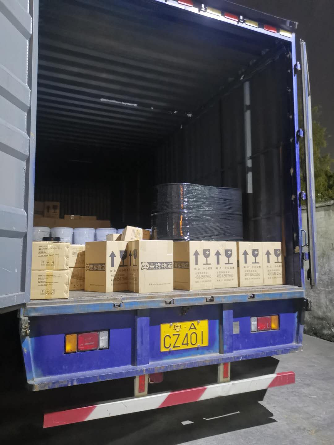 在廣東這樣的大城市里運(yùn)輸危險(xiǎn)品卡車(chē)必須有以下配置