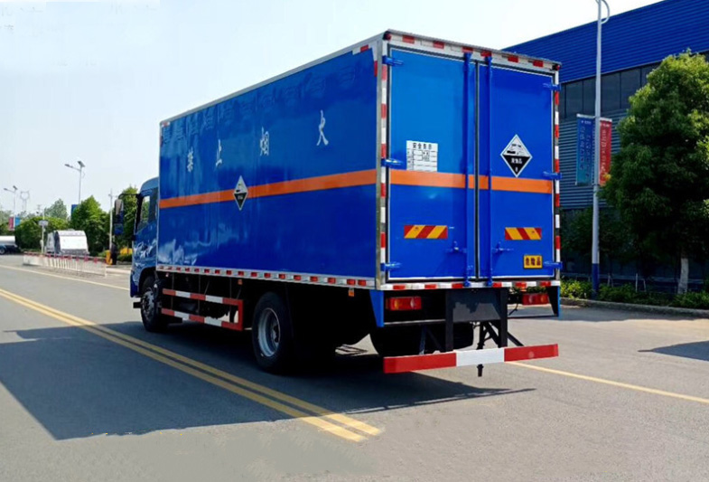 榮祥<a href='http://www.9lbuy.com/wxpys.htm' class='keys' title='點擊查看關于危險品運輸?shù)南嚓P信息' target='_blank'>危險品運輸</a>車